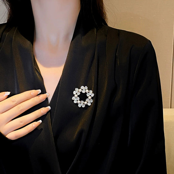Women's Alloy Pearl Brooch With Natural Flower Design And Electroplating Process