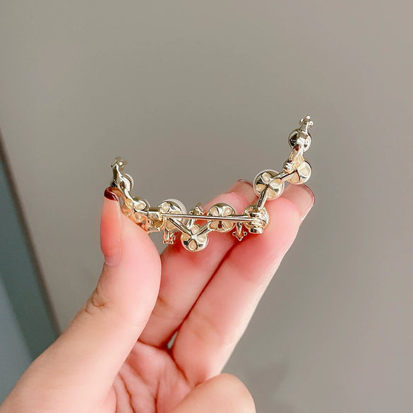 Women's Alloy Pearl Meniscus Flower Brooch With Electroplating And Antislip Buckle Pin Accessories