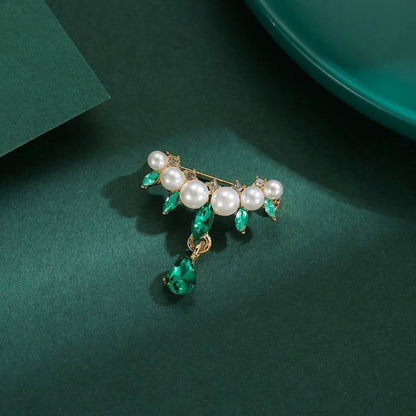 Women's Alloy Pearl Water Drops Antirunning Light Brooch With Flower Pattern And Electroplating Process