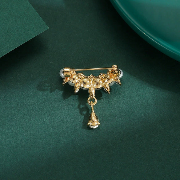 Women's Alloy Pearl Water Drops Antirunning Light Brooch With Flower Pattern And Electroplating Process