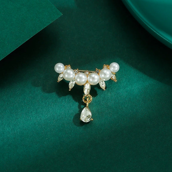 Women's Alloy Pearl Water Drops Antirunning Light Brooch With Flower Pattern And Electroplating Process