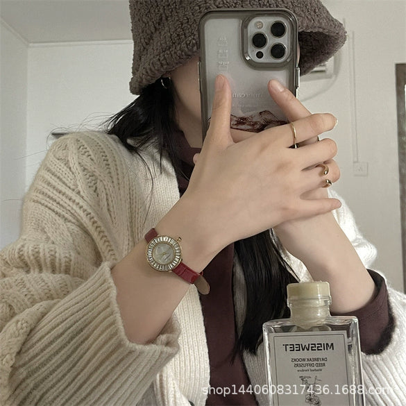 Women's Alloy Quartz Belt Watch Artistic Classic Retro Style Round Shape