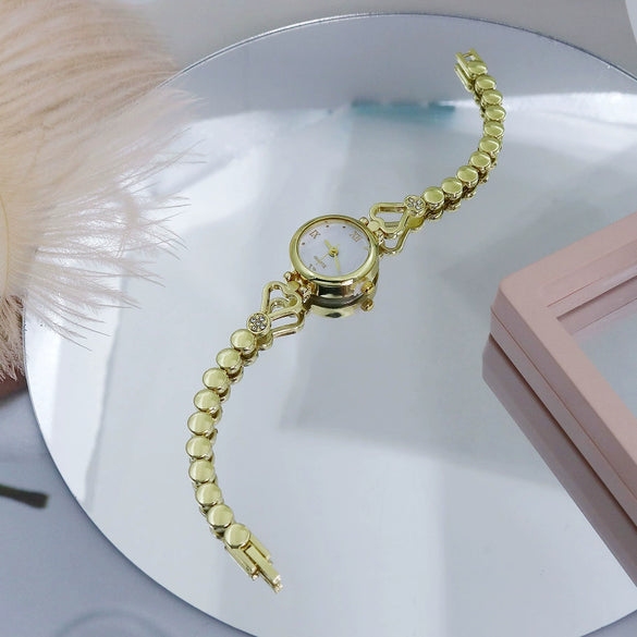 Women's Alloy Quartz Watch Round Dial Stainless Steel Buckle Mineral Reinforced Mirror