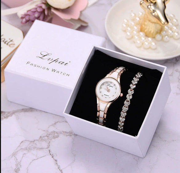 Women's Alloy Resin Quartz Watches Round Dial Leisure Style
