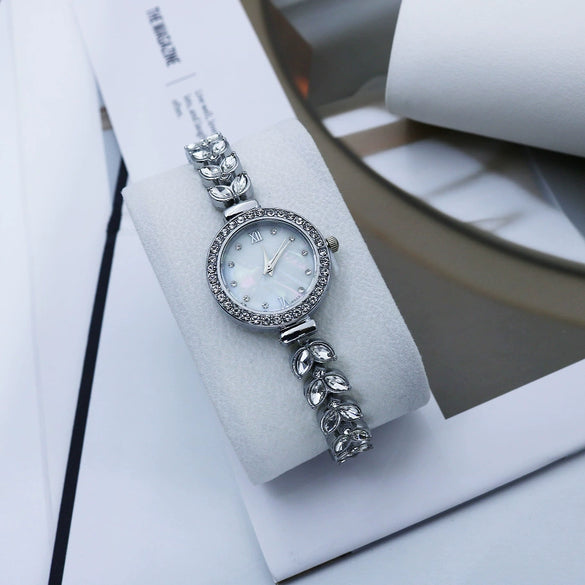 Women's Alloy Round Casual Quartz Bracelet Watch With Diamondencrusted And Spiral Crown