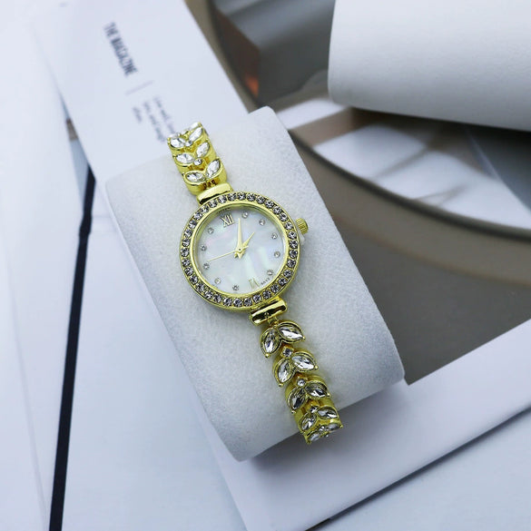 Women's Alloy Round Casual Quartz Bracelet Watch With Diamondencrusted And Spiral Crown