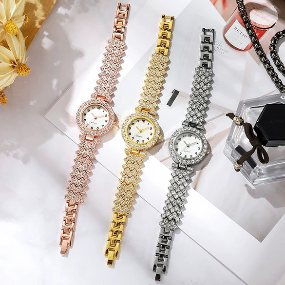 Women's Alloy Round Dial Quartz Bracelet Watch With Rhinestones And Casual Style