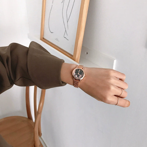 Women's Alloy Round Dial Retro Thin Chain Artistic Bracelet Watch Leisure Style