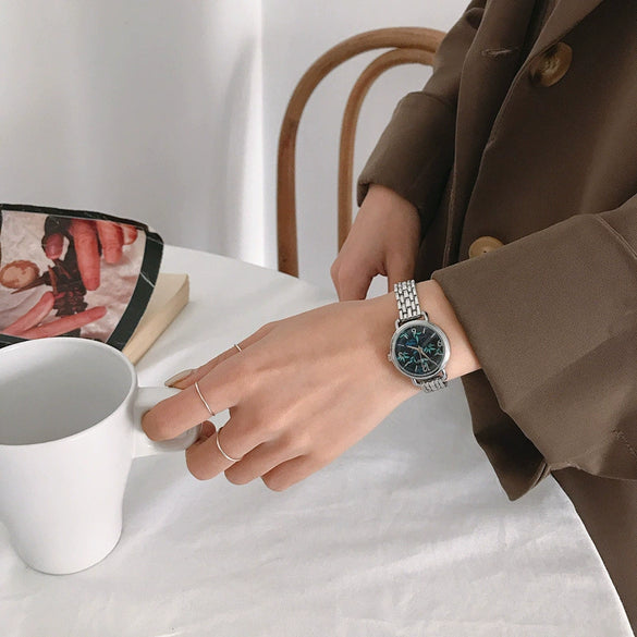 Women's Alloy Round Dial Retro Thin Chain Artistic Bracelet Watch Leisure Style