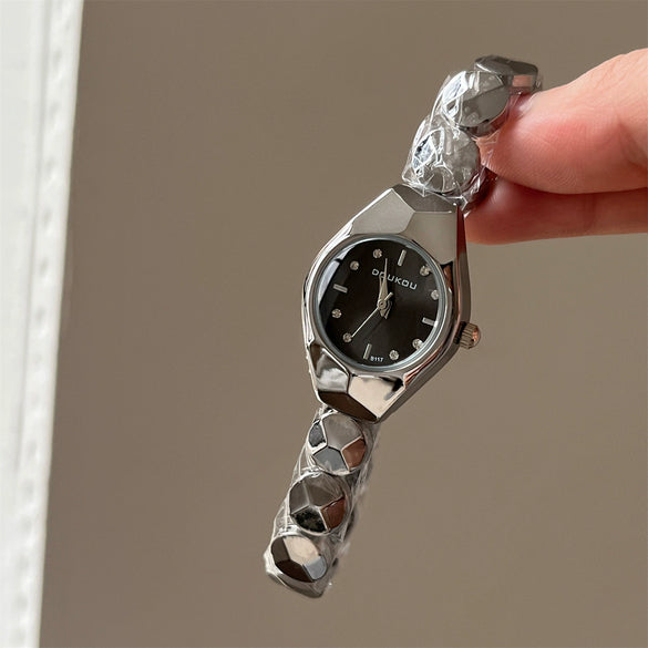 Women's Alloy Watch With Oval Dial Thin Alloy Strap Medieval Style Compact Simple Fresh Chic Retro