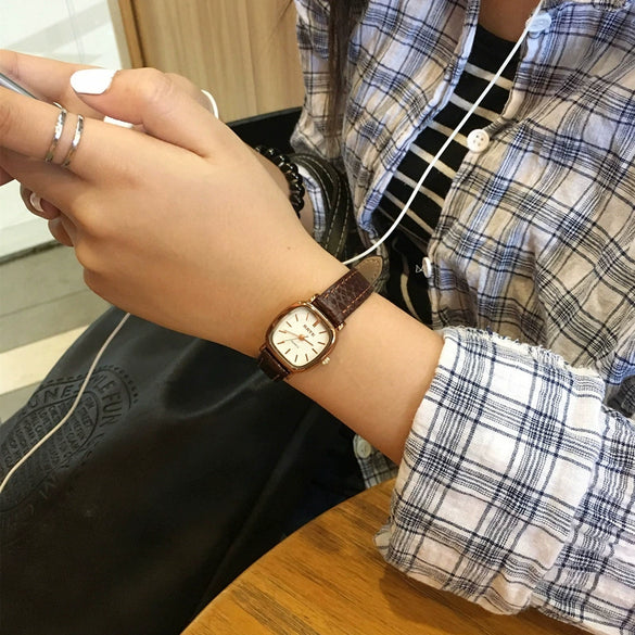 Women's Antique Style Alloy Case Genuine Leather Strap Round Dial Quartz Watch