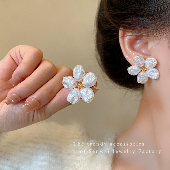 Women's Baroque Retro Alloy Pearl Flower Electroplated Earrings