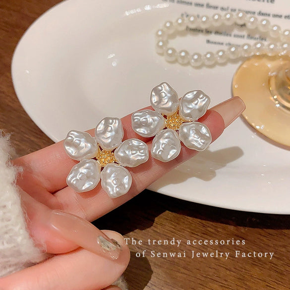 Women's Baroque Retro Alloy Pearl Flower Electroplated Earrings
