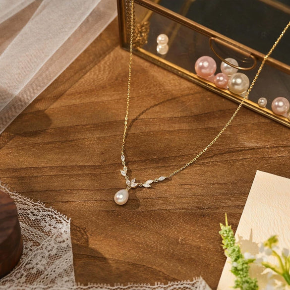 Women's Casual Copper Leaf Pendant Necklace With Pearl Lucky Bag Design Electroplated Non Fading Clavicle Chain Daily Jewelry