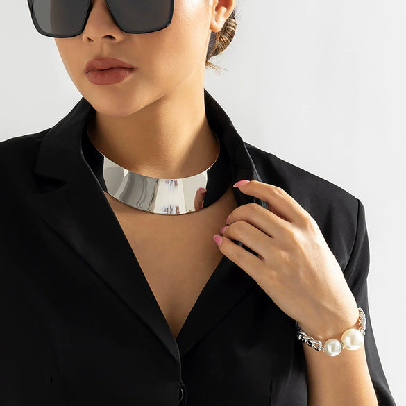 Women's Cold Style Geometric Iron Necklace With Imitation Pearl And Glossy Electroplated Metal Ring Pendant