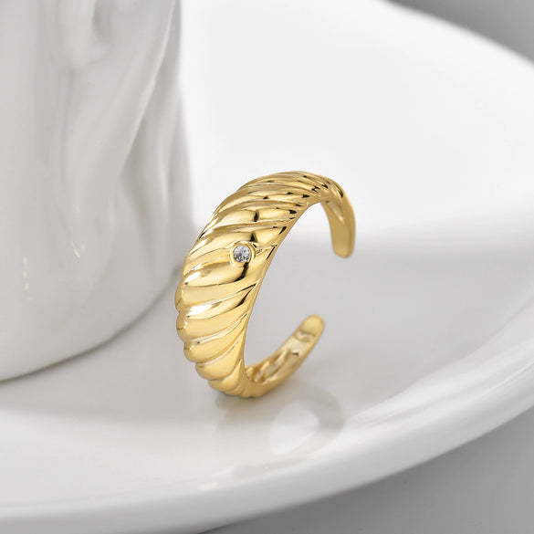Women's Copper Croissant Ring With Cattle Pattern And Electroplating
