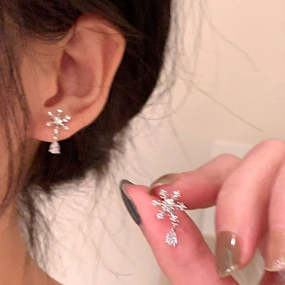 Women's Copper Zirconia Snowflake Earrings Geometric Light Luxury Jewelry With An Elegant And Distinctive Style