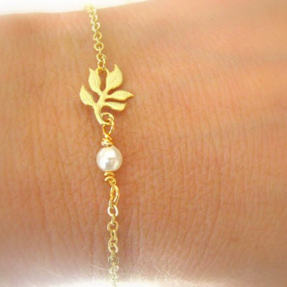 Women's Electroplated Alloy Bracelet With Imitation Pearl And Leaf Chain Geometric Floral Light Luxury Style