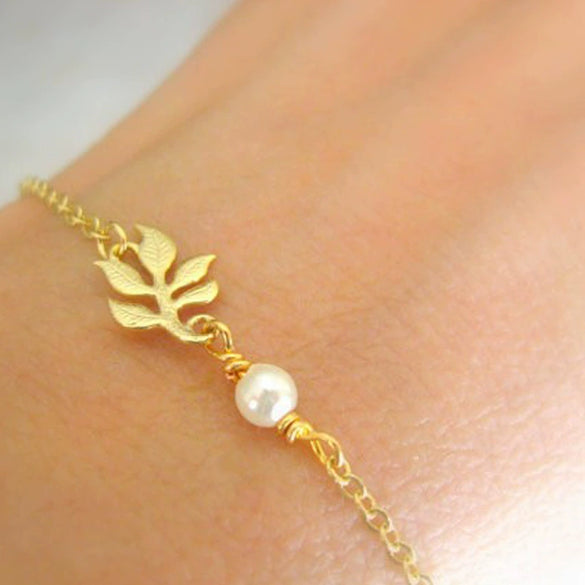 Women's Electroplated Alloy Bracelet With Imitation Pearl And Leaf Chain Geometric Floral Light Luxury Style