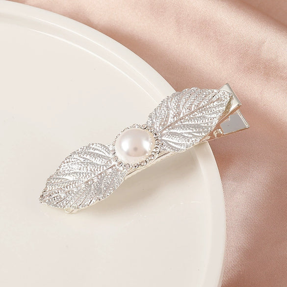 Women’s Electroplated Alloy Hair Clip With Bee Leaf And Ocean Shell Motifs For Side Bang Styling