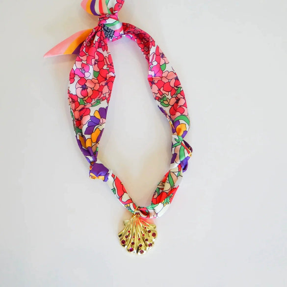 Women's Electroplated Heart Shape Stainless Steel And Titanium Steel Necklace Pendant And Art Silk Scarf