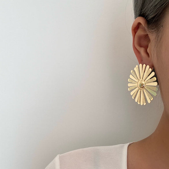 Women's Electroplated Iron Hollow Flower Statement Earrings Retro Trendy Fashion Jewelry