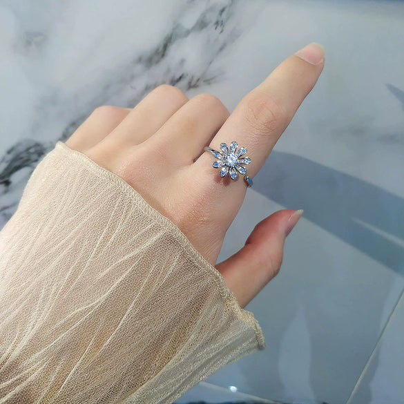 Women's Elegant Rotating Copper Flower Ring With Electroplating
