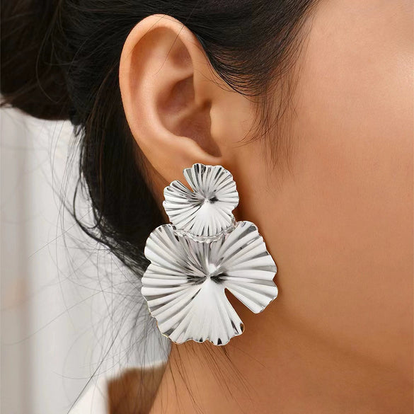 Women's Exaggerated Geometric Metal Sequin Stud Earrings With Electroplated Finish And Elegant Fashion Styling
