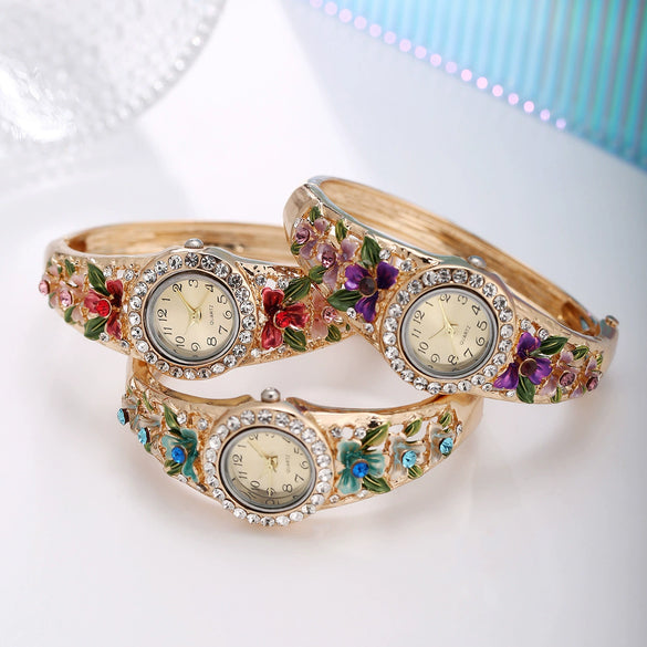 Women's Fashion Alloy Bracelet Quartz Watch With Diamonddecorated Flower And Round Dial