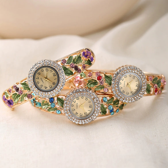 Women's Fashion Alloy Bracelet Quartz Watch With Diamonddecorated Flower And Round Dial