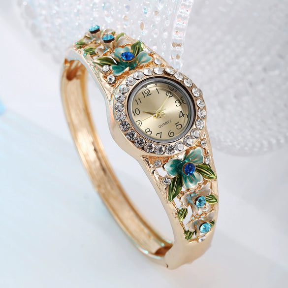 Women's Fashion Alloy Bracelet Quartz Watch With Diamonddecorated Flower And Round Dial