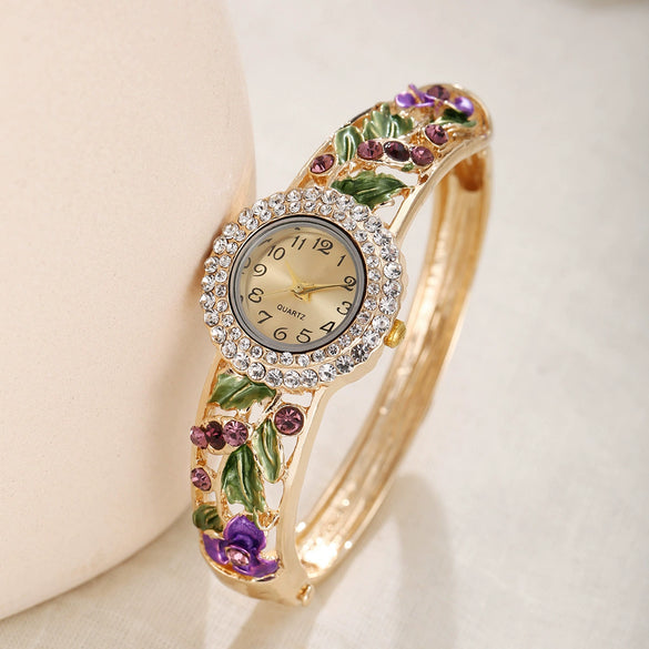 Women's Fashion Alloy Bracelet Quartz Watch With Diamonddecorated Flower And Round Dial