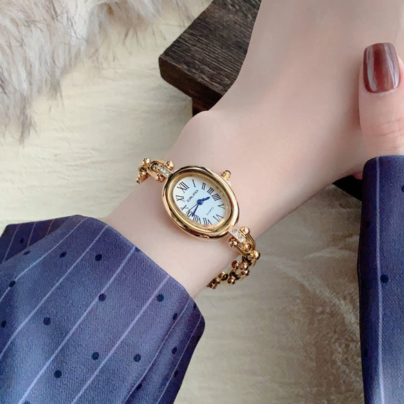 Women's Fashion Alloy Bracelet Watch With Cut Out Design And Roman Numerals