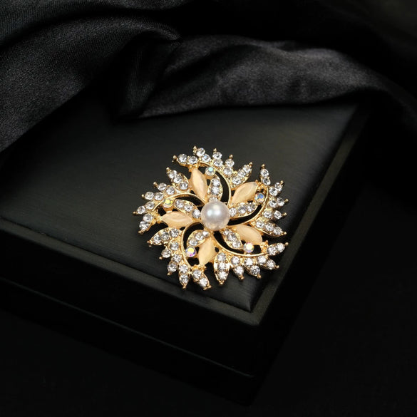 Women's Fashion Brooch Alloy Alloy Pearl Flower Electroplated Light Luxury Style