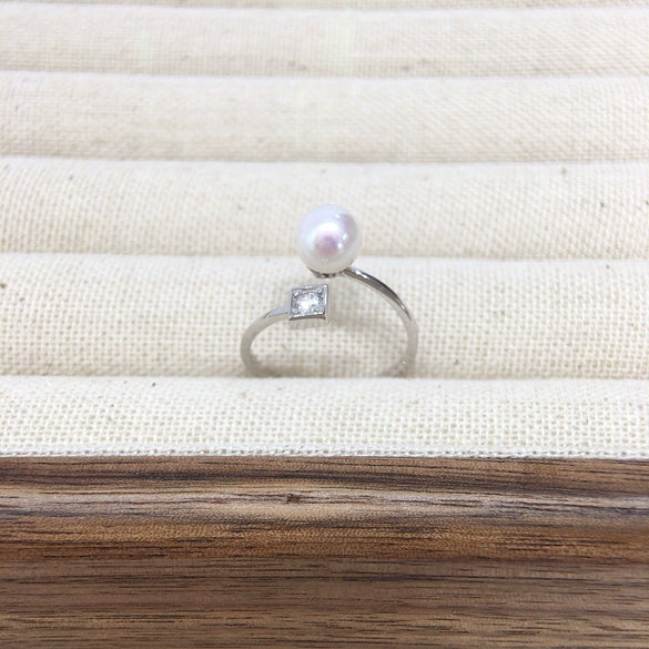 Women's Fashion Freshwater Pearl Ring In S925 Sterling Silver Round Shape
