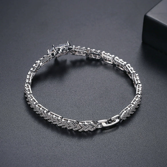 Women's Fashion Geometric Copper Bracelet With Zircon Inlay And Gold Electroplated Finish