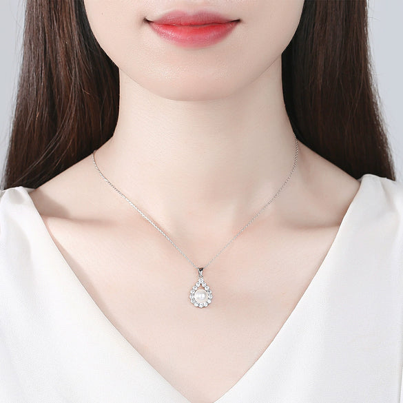 Women's Fashion Geometric Copper Zircon Pendant Necklace With Simple Elegant Clavicle Chain Design
