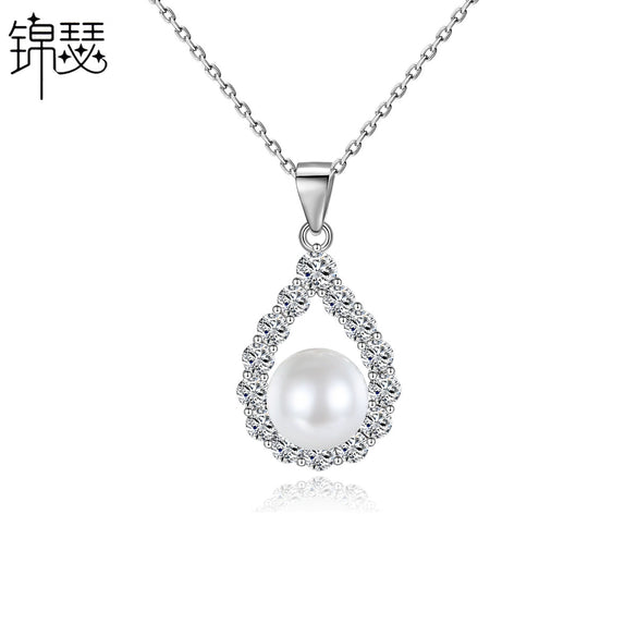 Women's Fashion Geometric Copper Zircon Pendant Necklace With Simple Elegant Clavicle Chain Design