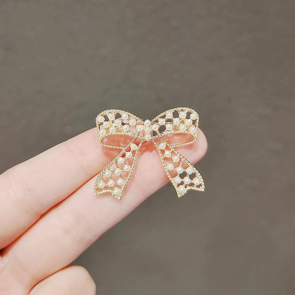 Women's Fashion Light Luxury Alloy Hollow Bow Brooch With Leaves Pattern And Electroplating Treatment