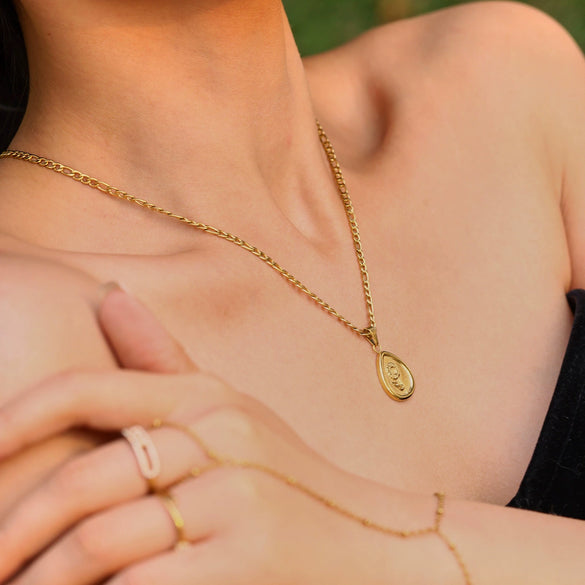 Women's Fashion Simple Stainless Steel And Titanium Steel Heart Pendant Necklace With Geometric Pattern Electroplated 18K Real Gold Light Luxury Style Versatile Accessories