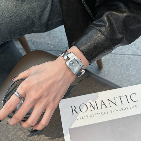 Women's Fashionable Vintage Watch With Steel Band Square Dial Alloy Case And Mineral Reinforced Glass Mirror