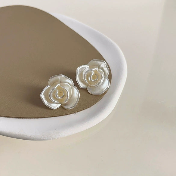 Women’s Floral Flower Earrings With Plastic And Resin Construction And Electroplated Finish