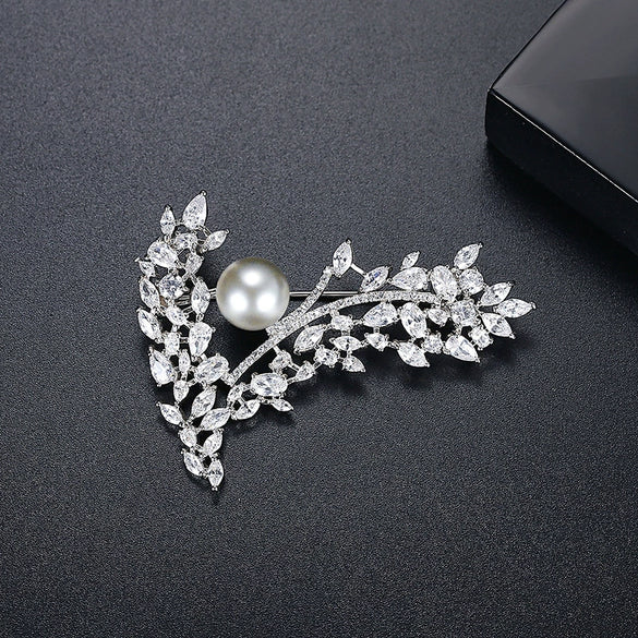 Women's Flower Pearl Brooch Copper Electroplated Floral Corsage Pin With Zircon Inlay Fashion Clothing Accessory