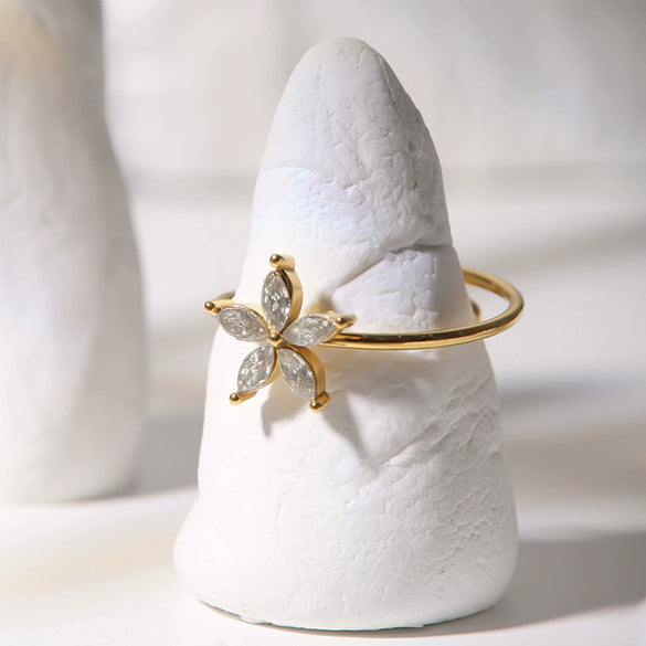 Women's French Retro Antique Flowershaped Stainless Steel Ring Inlaid With Zircon