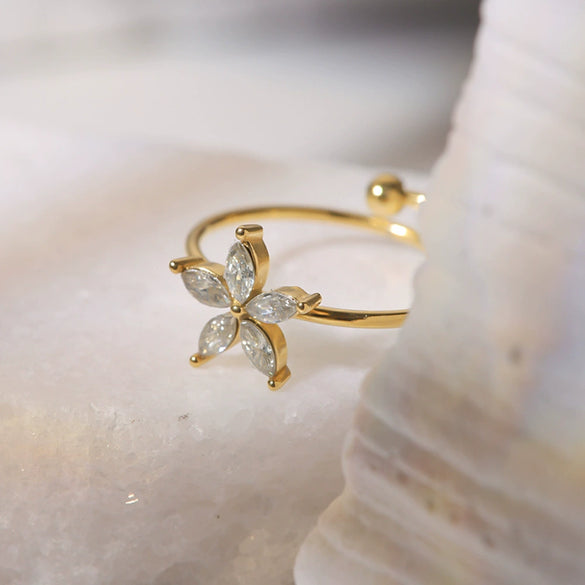 Women's French Retro Antique Flowershaped Stainless Steel Ring Inlaid With Zircon