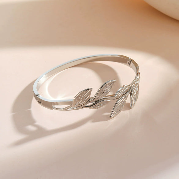 Women’s Fresh Leaf Pattern Stainless Steel Bracelet With Simple Fashion Style And 18K Accent For Trendy Jewelry Accessories
