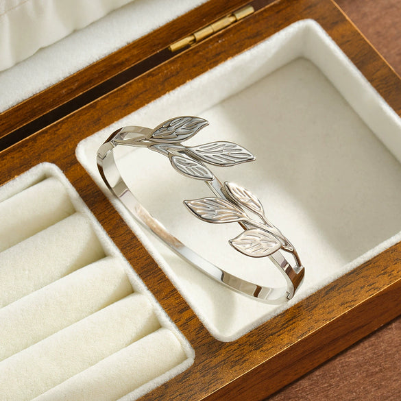 Women’s Fresh Leaf Pattern Stainless Steel Bracelet With Simple Fashion Style And 18K Accent For Trendy Jewelry Accessories