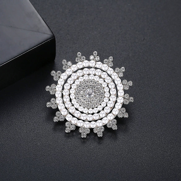 Women's Geometric Brooch Pin With Electroplated Copper Microinlaid Zircon And Imitation Pearl Retro Simple Fashion Corsage