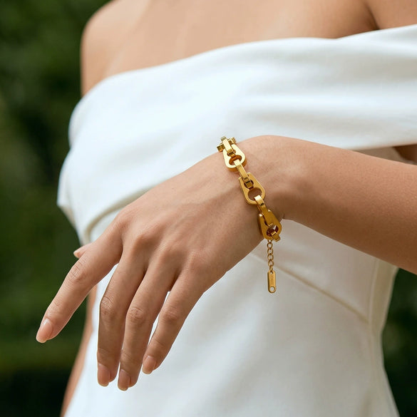 Women's Geometric Chain Bracelet In Stainless Steel With 18K Vacuum Plated Finish Simple Non Fading Fashion Accessory