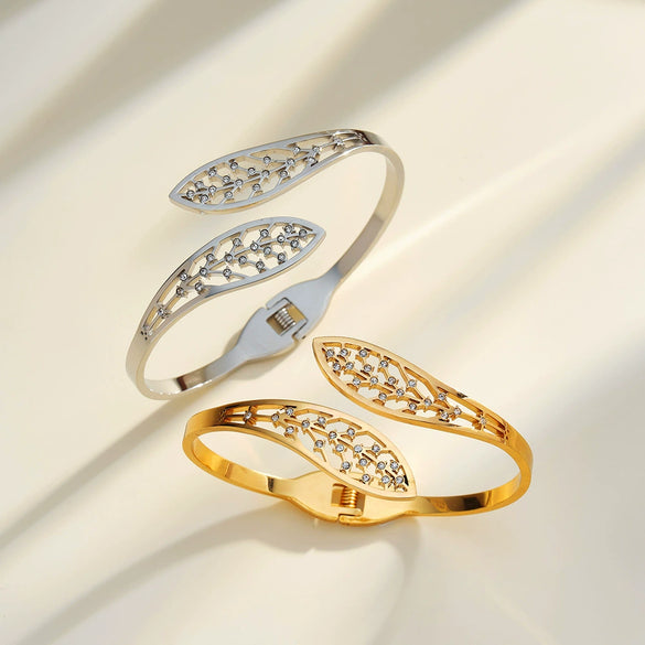 Women's Geometric Hollow Stainless Steel Bracelet With Rhinestone Accents And 18K Gold Vacuum Plated Simple Fashion Style
